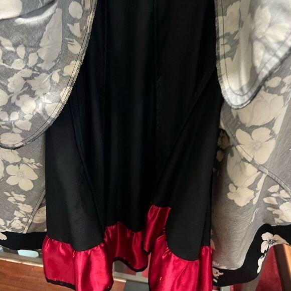 Like New Condition WHBM Floral Black & White Dress with can-can Size 4 #110 - Picture 3 of 7